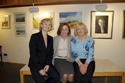 Uta Braun, Simone Zimmer und Monika Ernst (von links) stellen eine Auswahl ihrer Arbeiten in der Stadtbcherei aus.	Foto: Schuricht